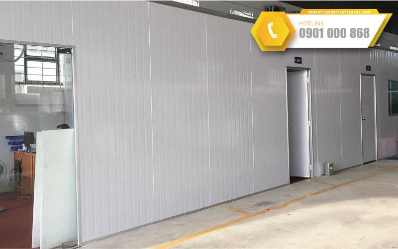 thi-cong-vach-ngan-phong-cach-am-gia-re-05